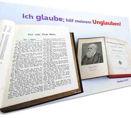 Christliche Postkarte: Alte Bibel & Darwin-Buch - Jahreslosungskarte