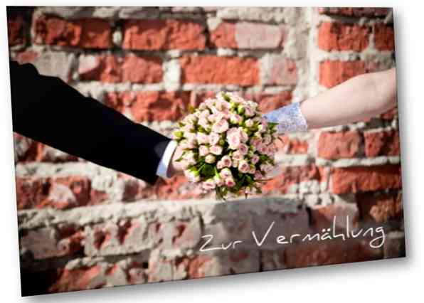 Hochzeitskarte: Brautstrauß vom Brautpaar gehalten