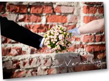 Christliche Hochzeitskarte Motiv: Brautstrauß vom Brautpaar gehalten