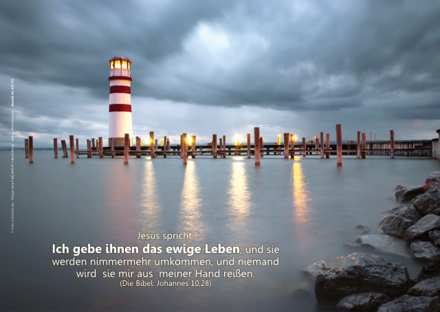 Poster A4: Leuchtturm vor Regenwolken