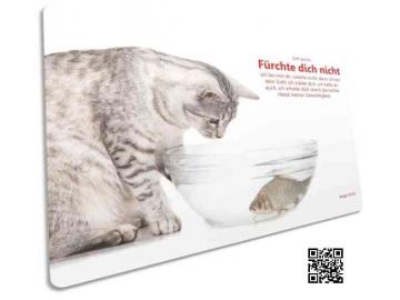 Postkarte: Katze beobachtet Fisch in Wasserschale - Bibelvers Jesaja 41,10