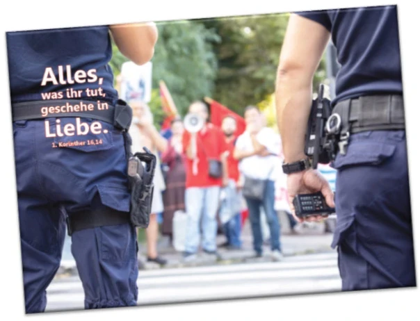 Kühlschrankmagnet Jahreslosung 2024: Polizisten und Demonstranten
