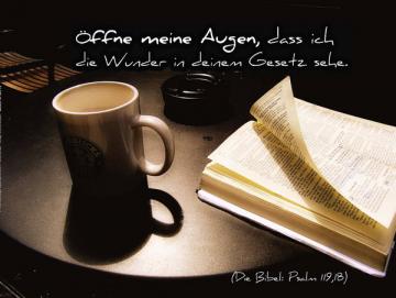 Christliches Poster A4: Stilleben mit Bibel & Kaffeebecher