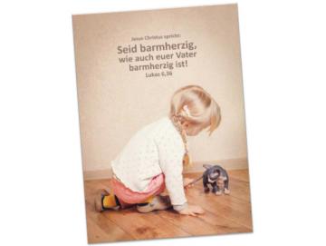 Chzrsitliches Poster A1 Jahreslosung 2021: Mit Kätzchen spielendes Mädchen