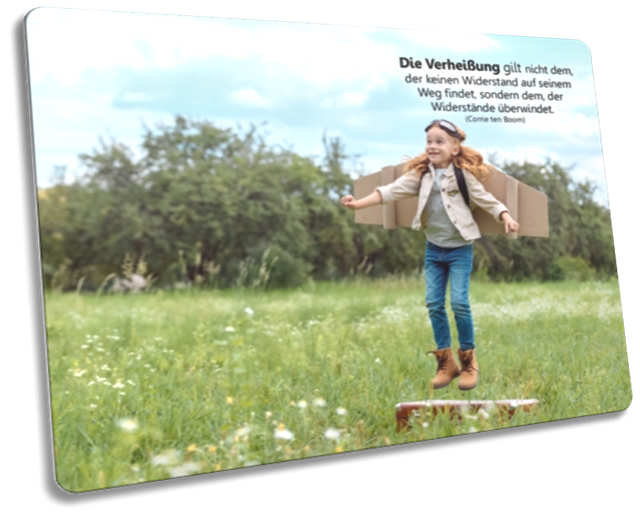 Christliche Postkarte: Mädchen mit Pappeflügeln - Zitat von Corrie ten Boom