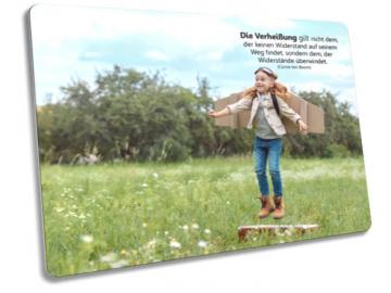 Christliche Postkarte: Mädchen mit Pappeflügeln - Zitat von Corrie ten Boom