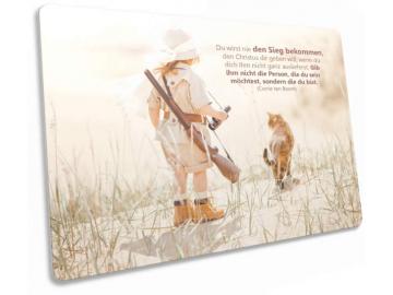 Christliche Postkarte: Mädchen im Safaridress"- Mit christlichem Zitat von Corrie ten Boom