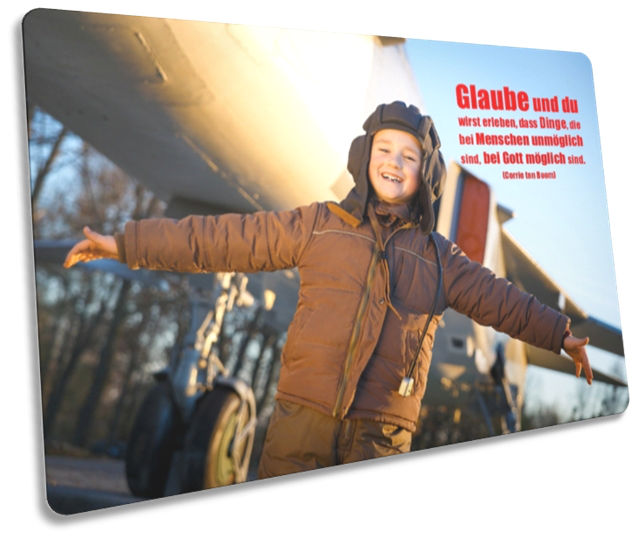 Christliche Postkarte: Junge im Pilotendress - mit Zitat von Corrie ten Boom