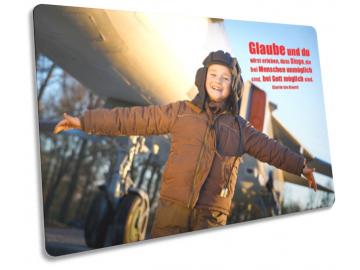Christliche Postkarte: Junge im Pilotendress - mit Zitat von Corrie ten Boom