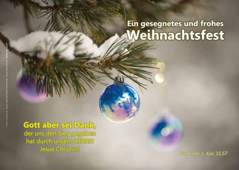 Christliches Weihnachts-Poster A4 zeigt einen festlichen Tannenzweig mit glänzenden Weihnachtskugeln und Bibelvers aus 1. Korinther 15,57