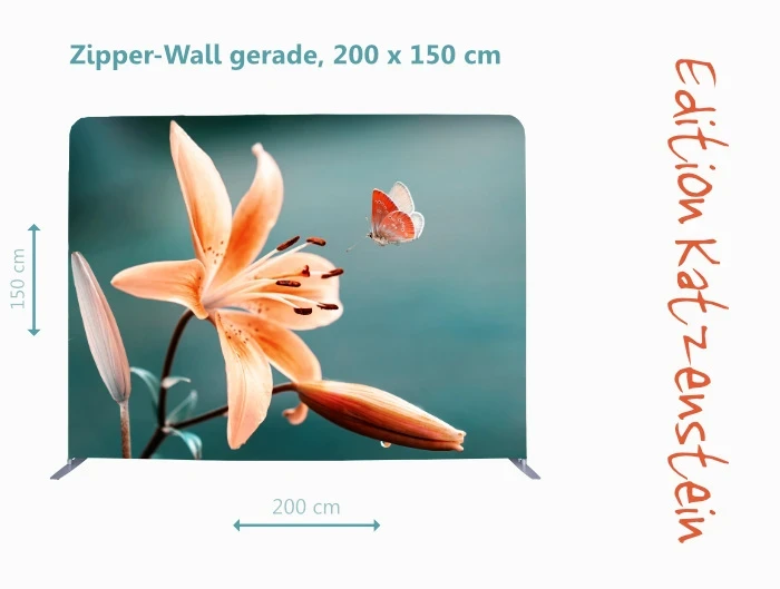 Lachsfarbene Lilie mit anfliegendem bunten Schmetterling als Symbol für Hoffnung und neues Leben