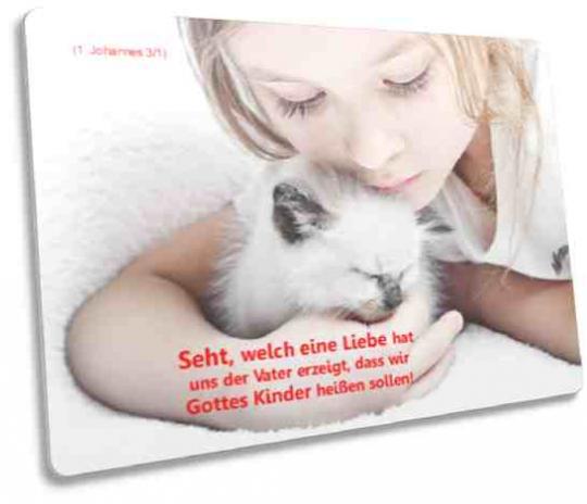 Christliche Postkarte: Mädchen mit Kätzchen