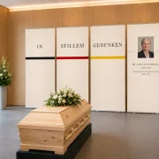 4-teilige Roll-Up Displays in moderner Trauerhalle mit Sarg und stilvollem Blumenschmuck