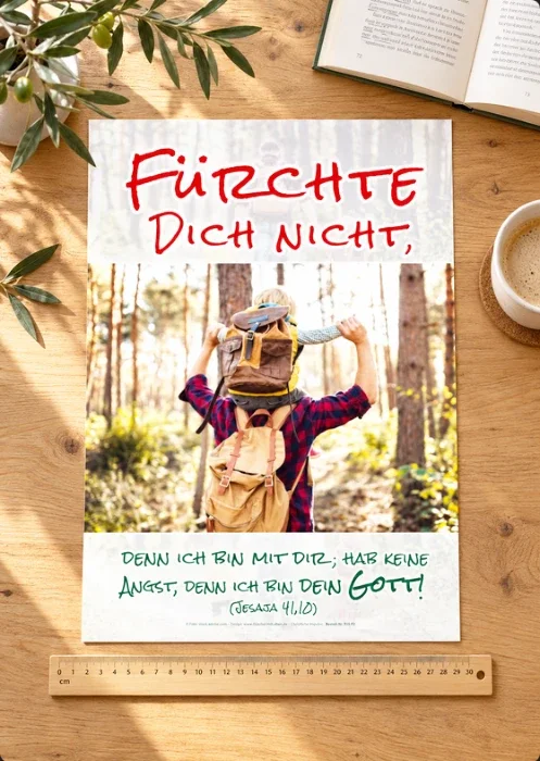 DIN-A3-Poster zur Jahreslosung 2027 als Produktansicht Poster zur Jahreslosung 2027 mit dem Motiv „Vater trägt Sohn auf Schultern“ auf einem Holztisch Bildunterschriften: 1. Das Jahreslosungsmotiv in der handlichen Größe DIN A3. 2. Ein gut sichtbarer Platz für Jesaja 41,10 im Gemeinderaum. 3. Das Poster mit dem Vater-Sohn-Motiv als ungerahmter Druck. Die Raumfotos sind Visualisierungen. Das exakte Druckmaß ergibt sich aus der Produktionsdatei; bitte prüfe vor der Veröffentlichung insbesondere den kleinen Schriftzug am unteren Posterrand, den Bildgenerierung verändern kann. Modell auswählenGPT-6 SolMittelKeinenMinimalGeringMittelHochSehr hochMax.UltraAusdauernd Ergebnisse Ungerahmtes DIN-A2-Poster auf transparentem HintergrundBildDIN-A2-Poster im gläsernen Kirchen-SchaukastenBildGerahmtes Familienposter im modernen GemeindefoyerBildDIN A1 Poster mit Vater-und-Sohn-MotivBildVater und Sohn im KirchenfoyerBildLeuchtendes Kirchenplakat im SchaukastenBild 10 weitere anzeigen Quellen