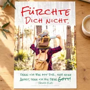 Poster zur Jahreslosung 2027 mit dem Motiv „Vater trägt Sohn auf Schultern“ auf einem Holztisch   Bildunterschriften: 1. Das Jahreslosungsmotiv in der handlichen Größe DIN A3. 2. Ein gut sichtbarer Platz für Jesaja 41,10 im Gemeinderaum. 3. Das Poster mit dem Vater-Sohn-Motiv als ungerahmter Druck. Die Raumfotos sind Visualisierungen. Das exakte Druckmaß ergibt sich aus der Produktionsdatei; bitte prüfe vor der Veröffentlichung insbesondere den kleinen Schriftzug am unteren Posterrand, den Bildgenerierung verändern kann.                                    Modell auswählenGPT-6 SolMittelKeinenMinimalGeringMittelHochSehr hochMax.UltraAusdauernd                            Ergebnisse Ungerahmtes DIN-A2-Poster auf transparentem HintergrundBildDIN-A2-Poster im gläsernen Kirchen-SchaukastenBildGerahmtes Familienposter im modernen GemeindefoyerBildDIN A1 Poster mit Vater-und-Sohn-MotivBildVater und Sohn im KirchenfoyerBildLeuchtendes Kirchenplakat im SchaukastenBild 10 weitere anzeigen  Quellen