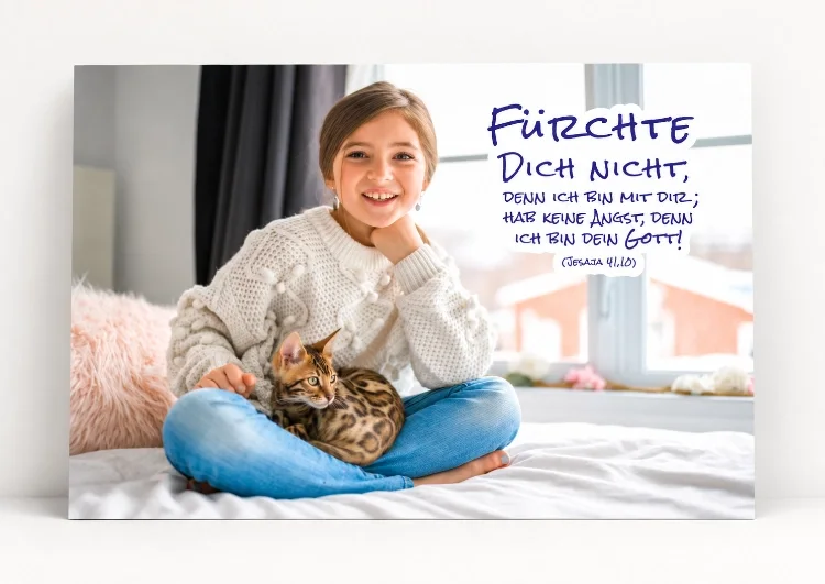 Jahreslosung 2027 – A1-Poster „Mädchen mit Katze am Fenster“ Freigestelltes DIN-A1-Poster zur Jahreslosung 2027 mit einem Mädchen und einer Katze am Fenster