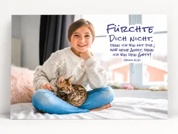 Poster Jahreslosung 2027 im Format A3 – Mädchen mit Katze am Fenster - Fotodesign