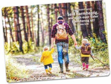 Postkarte Jahreslosung 2021:  Vater auf Wanderung mit seinen Kindern