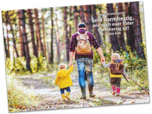 Faltkarte Jahreslosung 2021: Vater auf Wanderung mit seinen Kindern