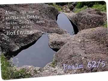 Christliche Postkarte: Wasserlachen in Felsen - Psalm 62,6