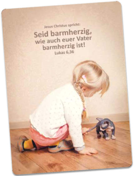 Postkarte Jahreslosung 2021: Mit Kätzchen spielendes Mädchen