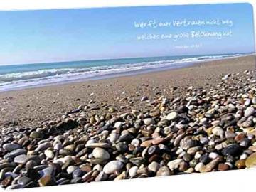 Christliche Postkarte: Kieselsteine am Meeresufer