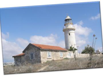 Leinwanddruck: Leuchtturm und Haus, Paphos  -