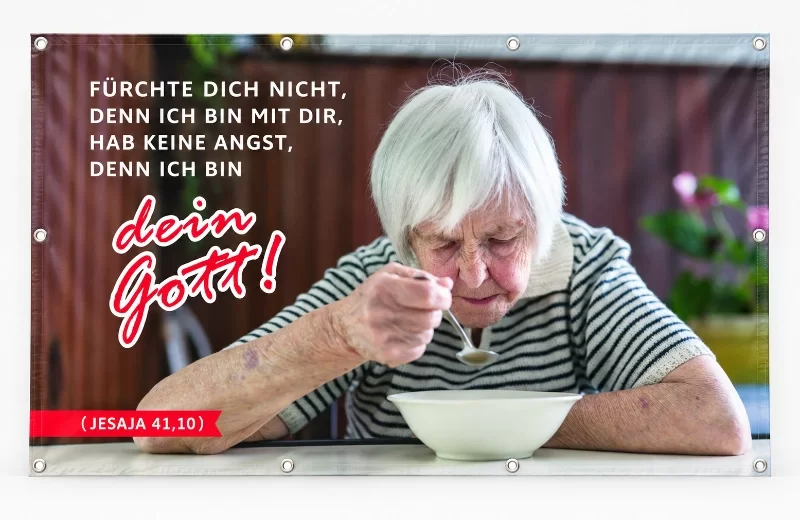 Banner zur Jahreslosung 2027 mit älterer Frau beim Essen und Bibelvers, Frontlit-Plane 200 × 130 cm mit Metallösen.