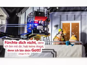 Banner Jahreslosung 2027 – Feuerwehrmann hilft Ehepaar