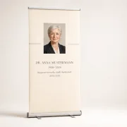 Personalisierte Roll-Up-Gedenkstele mit Porträt, Lebensdaten und Amtsbezeichnung für offizielle Trauerfeiern
