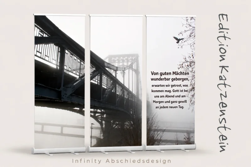 Bestatterbedarf Roll-Up Display 3er-Set mit Brückenmotiv und Text „Von guten Mächten wunderbar geborgen“ auf hellem Studiohintergrund