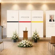 4-teiliges Roll-Up-Display-Set „In stillem Gedenken – Schwarz-Rot-Gold“ in Trauerhalle eineröffentliche Trauer- und Gedenkfeier - Bestatterbedarf