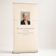 Personalisierte Roll-Up-Gedenkstele 100 × 200 cm mit Porträt, Lebensdaten, Amtsbezeichnung und elfenbeinfarbener Leinenoptik