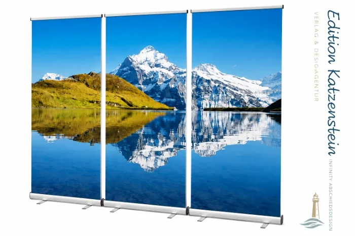 Freigestelltes Roll-Up Display 3er-Set mit einem ruhigen Bergsee und schneebedecktem Gipfel als Panorama für Trauerhallen, Kapellen und Abschiedsräume.