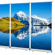 Freigestelltes Roll-Up Display 3er-Set mit einem ruhigen Bergsee und schneebedecktem Gipfel als Panorama für Trauerhallen, Kapellen und Abschiedsräume.