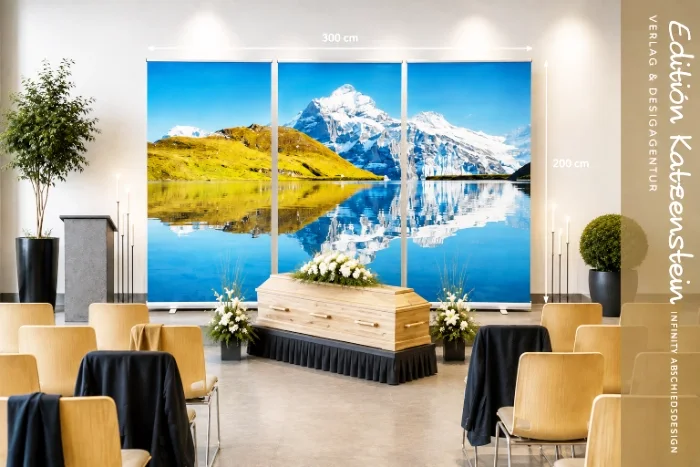 Dreiteiliges Roll-Up Display mit einem klaren Bergsee und schneebedecktem Gipfel als Panorama für Trauerhallen, Kapellen und Abschiedsräume. - Bestatterbedarf Infinity Abschiedsdesign