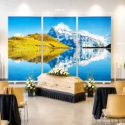 Dreiteiliges Roll-Up Display mit einem klaren Bergsee und schneebedecktem Gipfel als Panorama für Trauerhallen, Kapellen und Abschiedsräume. - Bestatterbedarf Infinity Abschiedsdesign