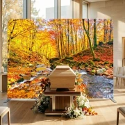 Zipper-Wall mit Motiv eines ruhigen Bachs im herbstlichen Wald mit warmen Farben als würdige und tröstliche Hintergrundgestaltung für Trauerfeiern