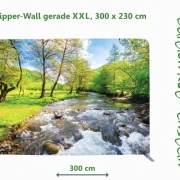 Große Zipper-Wall mit Flusslandschaft im Frühling, Wasserfall, Felsen und hellgrünen Blättern in Trauerhalle