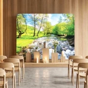 Zipper-Wall mit Frühlings-Flussaue als Hintergrund in einer Trauerhalle im praktischen Einsatz