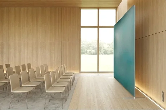 Trauerfeier in Trauerhalle mit moderner Dekoration mit Zipper-Wall - Bestatterbedarf