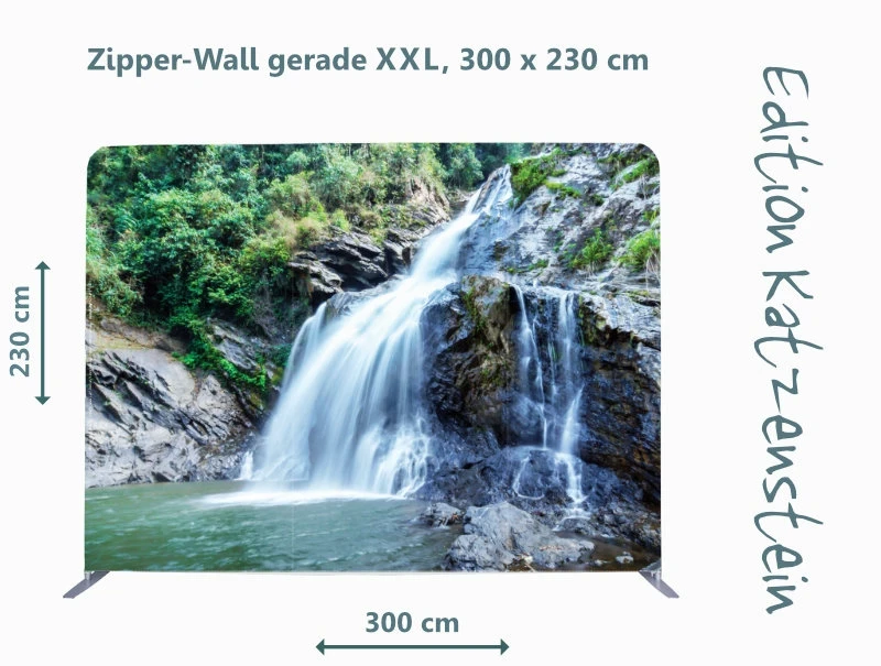 Großformatiger natürlicher Wasserfall mit grüner Vegetation und Felsenlandschaft als ruhiges Hintergrundmotiv um Trauerhallen zu dekorieren