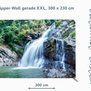 Großformatiger natürlicher Wasserfall mit grüner Vegetation und Felsenlandschaft als ruhiges Hintergrundmotiv um Trauerhallen zu dekorieren