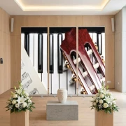 Roll-Up Displays als 3er Set als Dekoration in einer Friedhofshalle