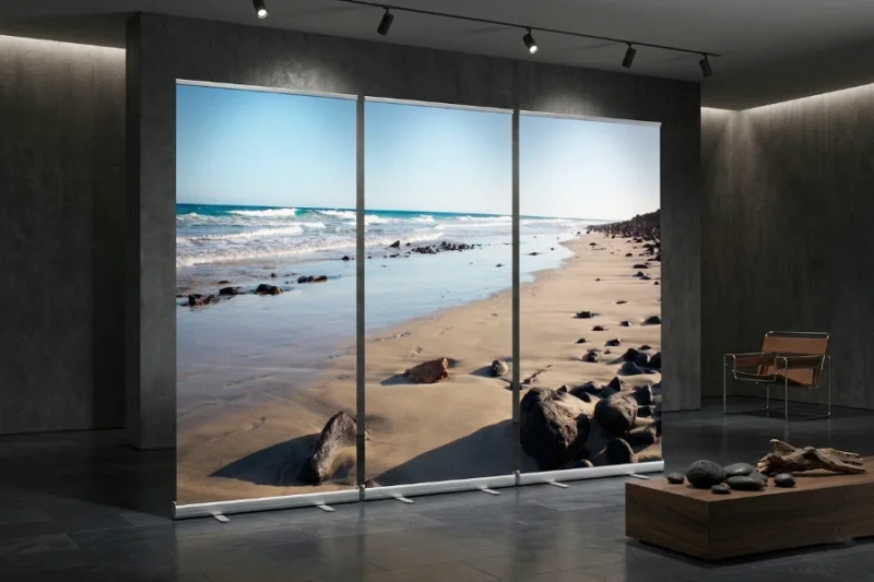 Roll-Up Display 3er-Set mit friedlichem Sandstrand, Meer und weitem Horizont als würdevolle Dekoration für Trauerhalle und Abschiedsraum