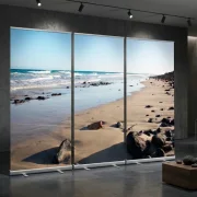 Roll-Up Display 3er-Set mit friedlichem Sandstrand, Meer und weitem Horizont als würdevolle Dekoration für Trauerhalle und Abschiedsraum