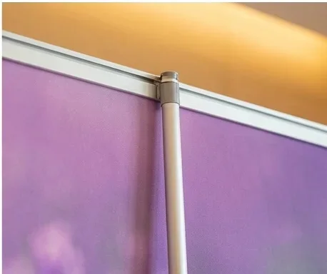 Detailaufnahme des oberen Abschlusses eines Lavendel Roll-Up Displays mit hochwertiger Aluminiumhalterung