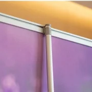 Detailaufnahme des oberen Abschlusses eines Lavendel Roll-Up Displays mit hochwertiger Aluminiumhalterung