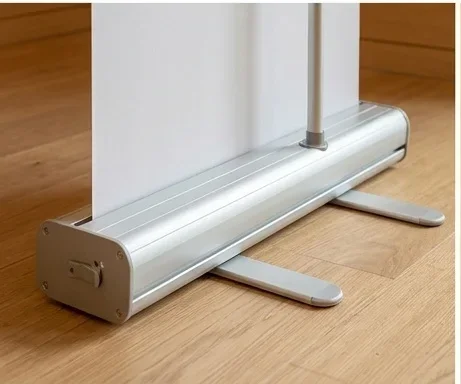 Detailaufnahme der stabilen Aluminium-Kassette eines Roll-Up Displays auf hellem Holzboden