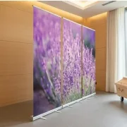 Seitliche Perspektive eines mehrteiligen Lavendel Roll-Up Displays neben einem Sarg in einer hellen Trauerhalle